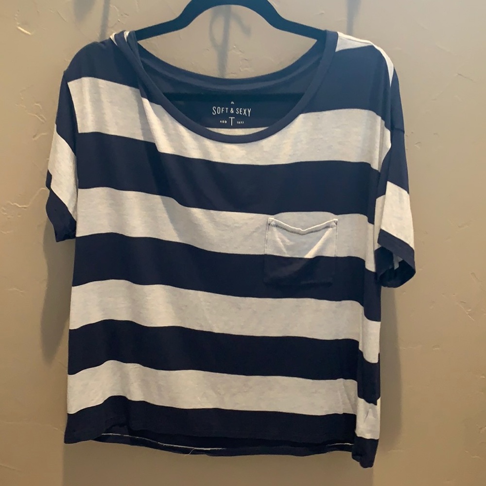 blue and light gray t shirt